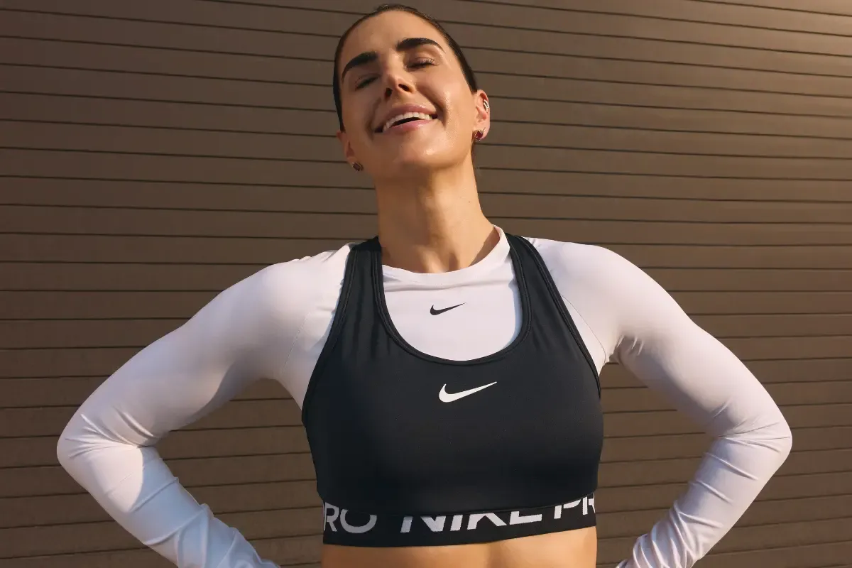 mulher sorrindo com roupa esportiva
