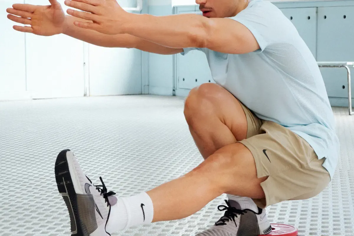 homem fazendo exercício apoiado