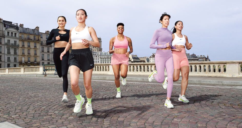 Grupo de 5 mulheres correndo ao ar livre.