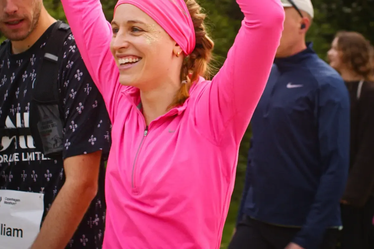 imagem de uma mulher com moletom rosa