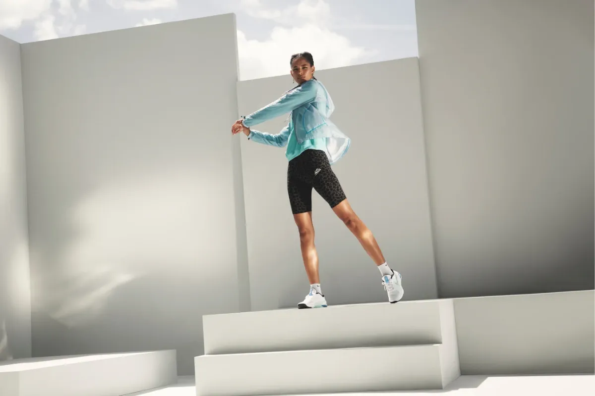 Mulher estilosa em roupa esportiva moderna.