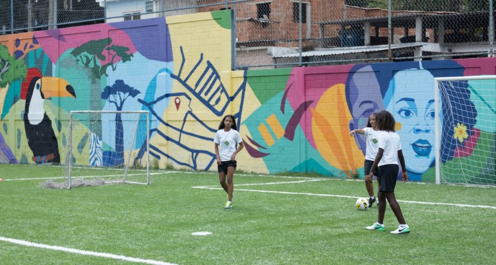 Crianças jogando futebol.