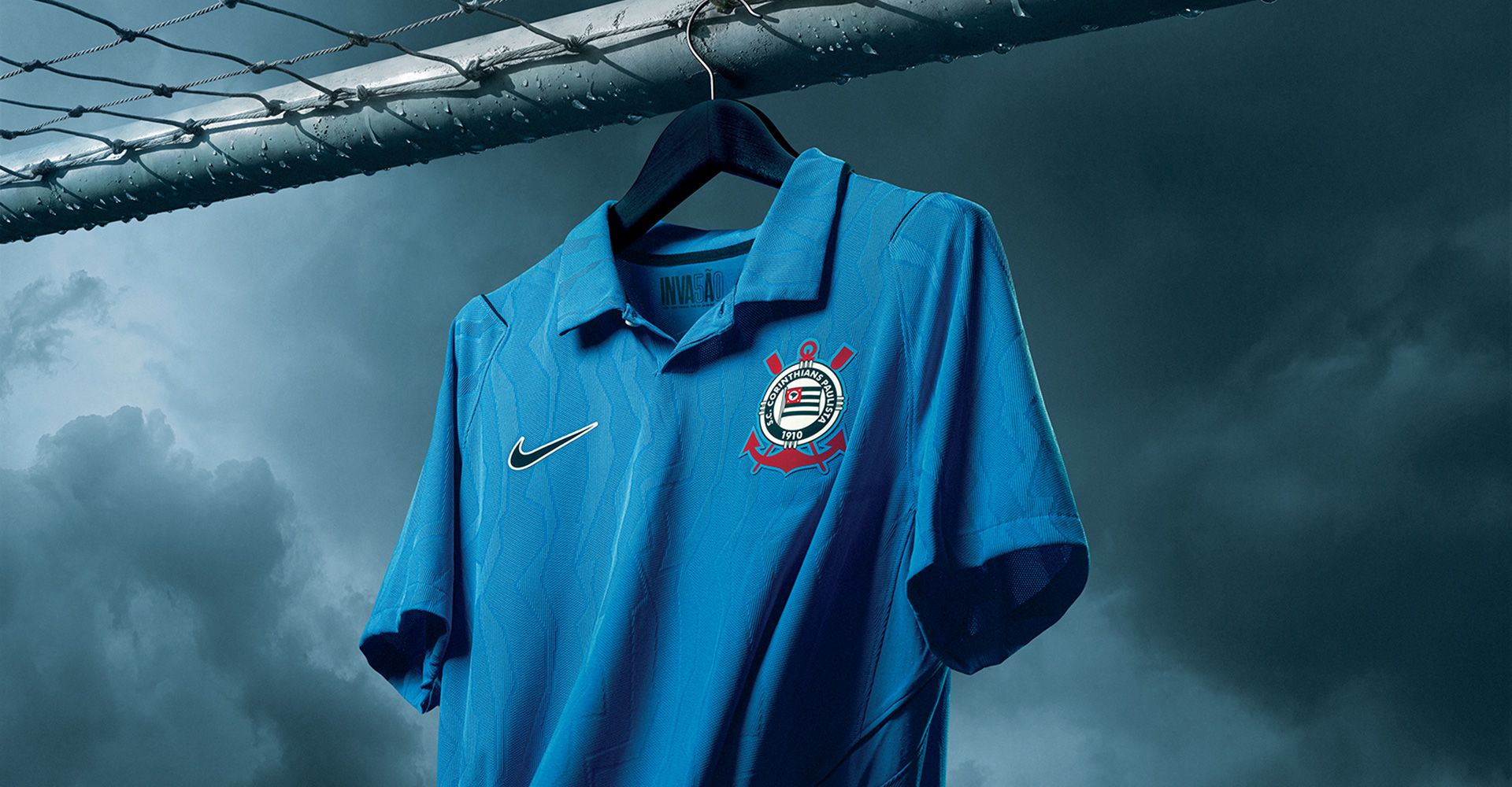 Camisa III Tobias Corinthians 2026/27 pendurada na trave do gol