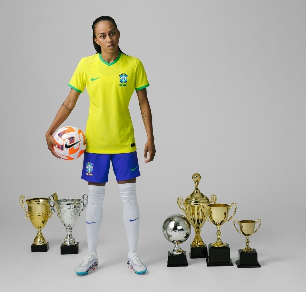 Adriana Silva ao lado de seus 6 troféus.