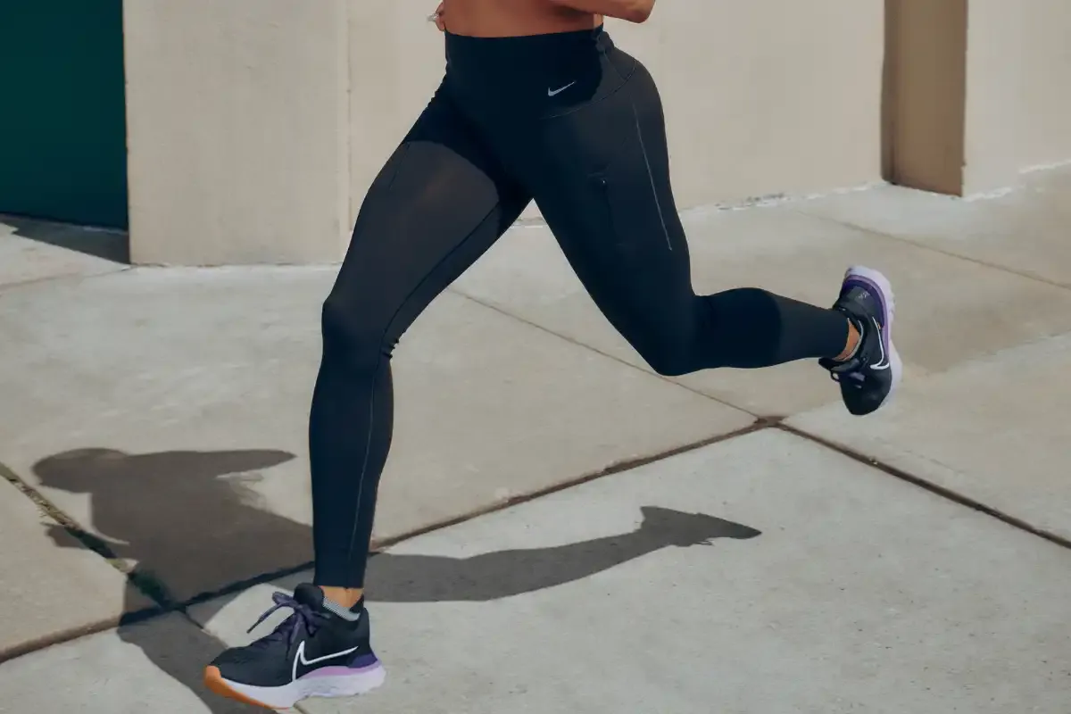 pessoa-correndo-treino-fisico-roupas-esportivas.webp