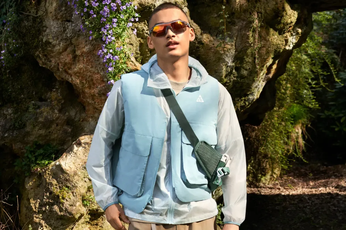 homem com pochete em um jardim