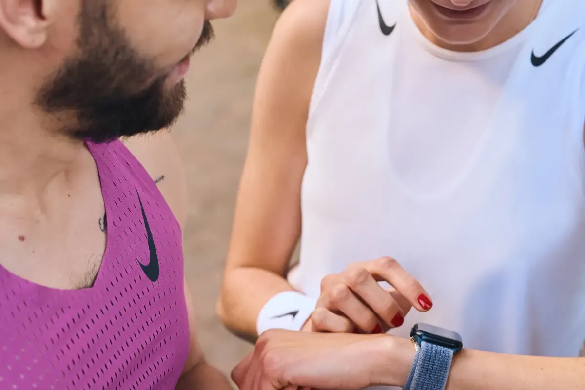 imagem de duas pessoas usando regata