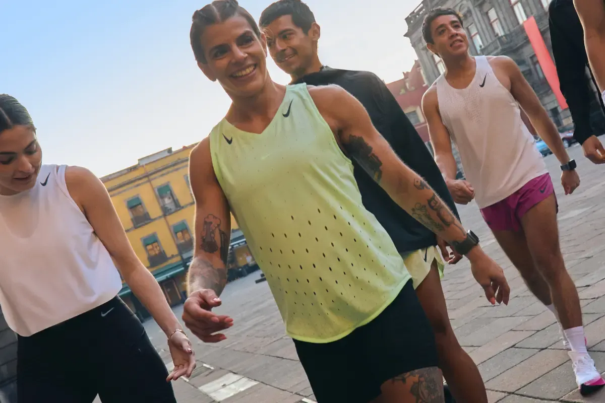 imagem de pessoas usando regata em uma praça