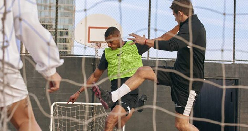 Imagem de pessoa jogando futsal