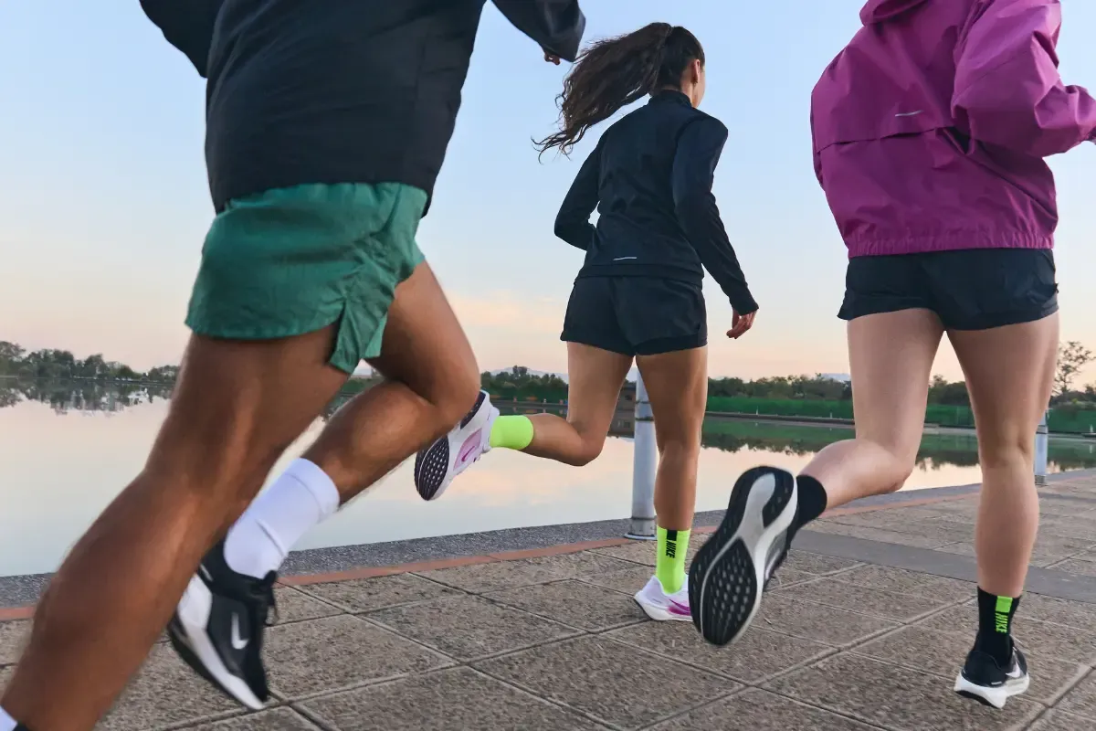 amigos correndo juntos na rua