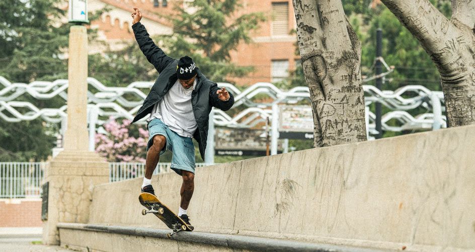 Homem fazendo manobra no skate.