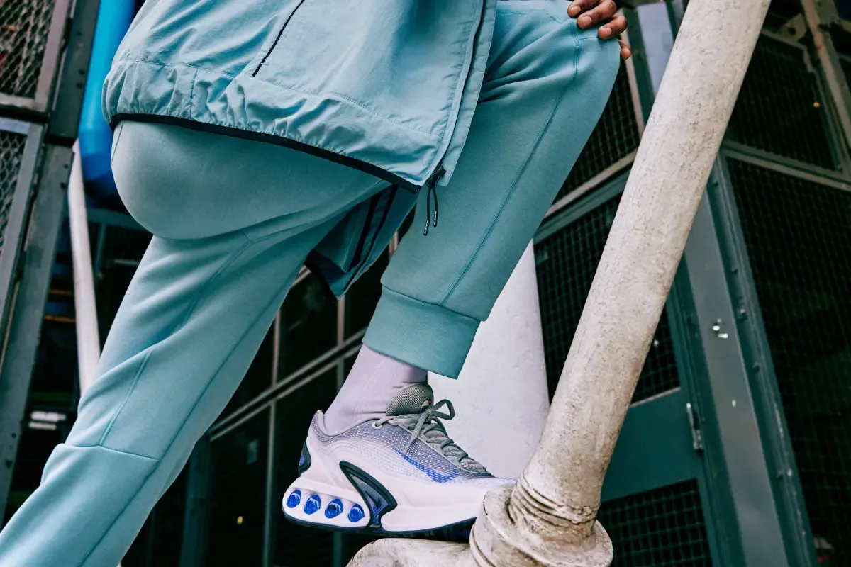 imagem de um tenis azul em um homem