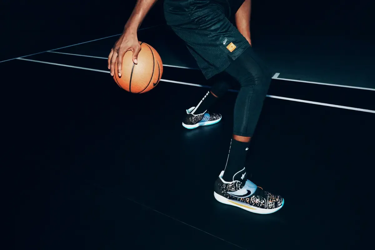 homem jogando basquete