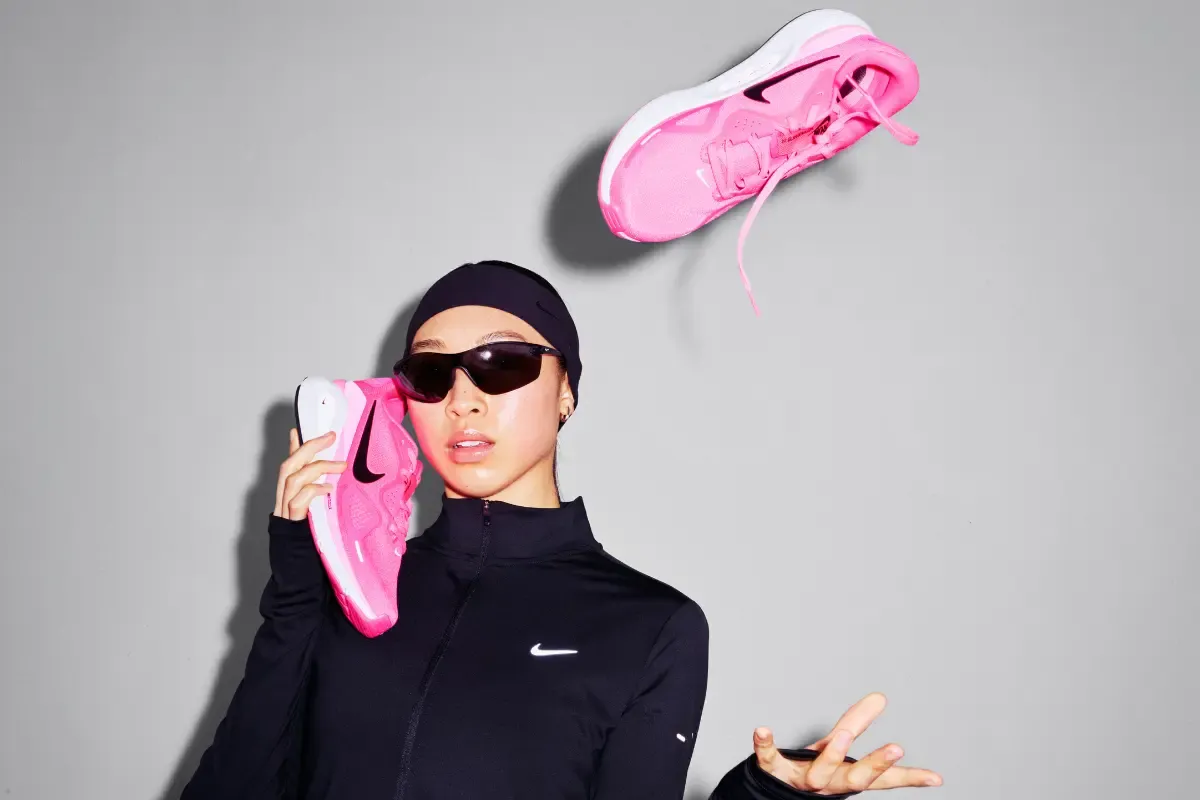 imagem de uma mulher segurando um tênis rosa
