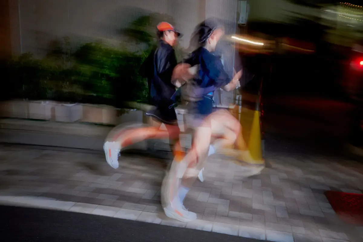 imagem com blur de duas pessoas correndo