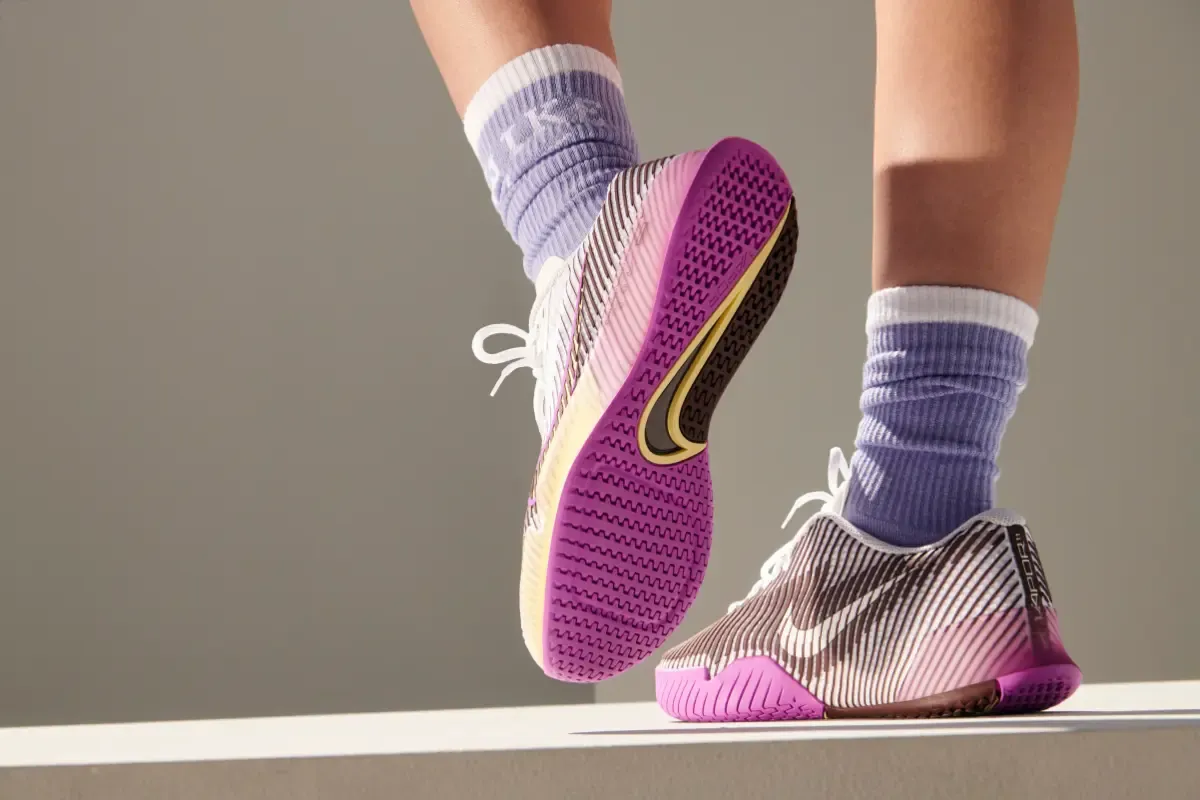 imagem de uma pessoa com um tens para jogar tenis