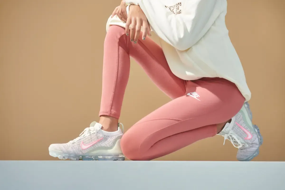 imagem de uma mulher com tênis rosa e calça legging