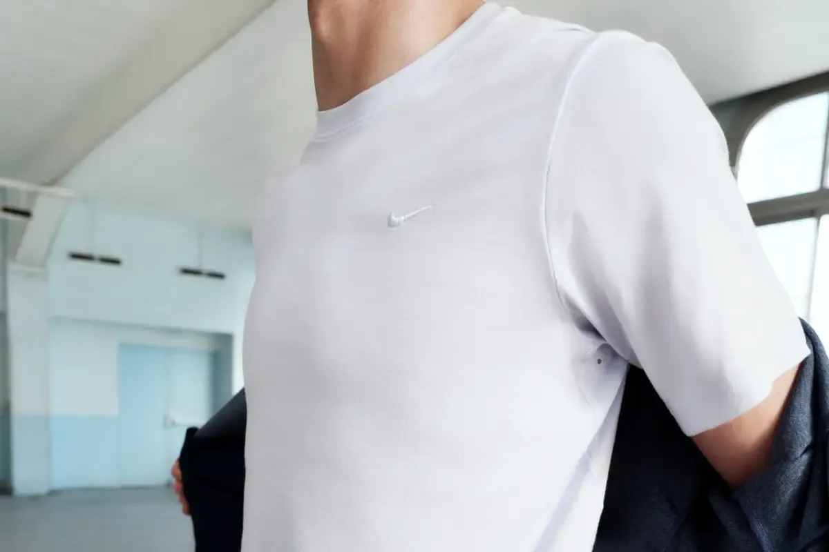homem com camisa branca lisa