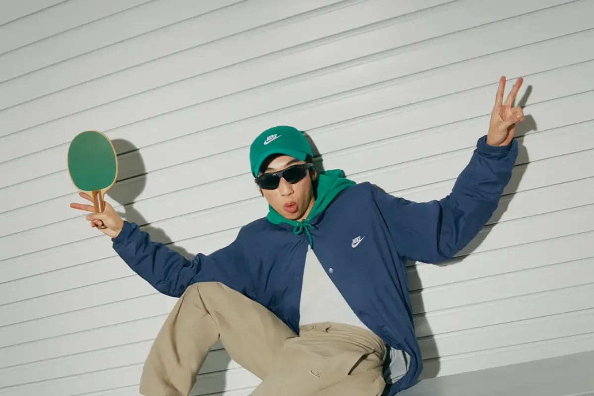 homem sentado com boné verde