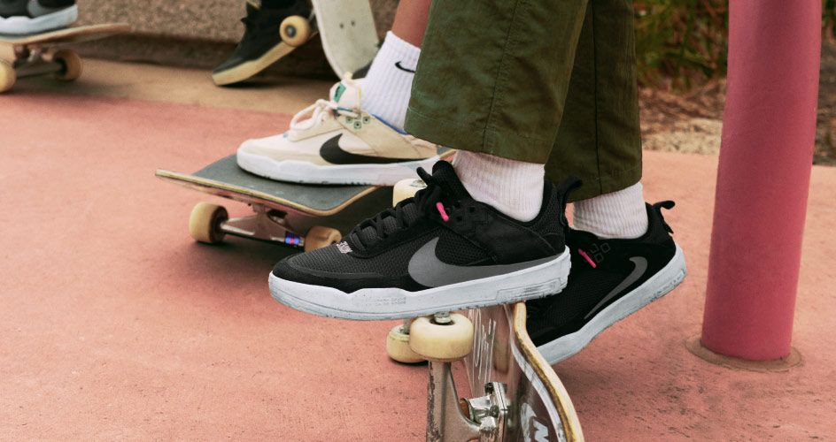 Duas pessoas usando tênis da Nike com os pés em cima de skates.
