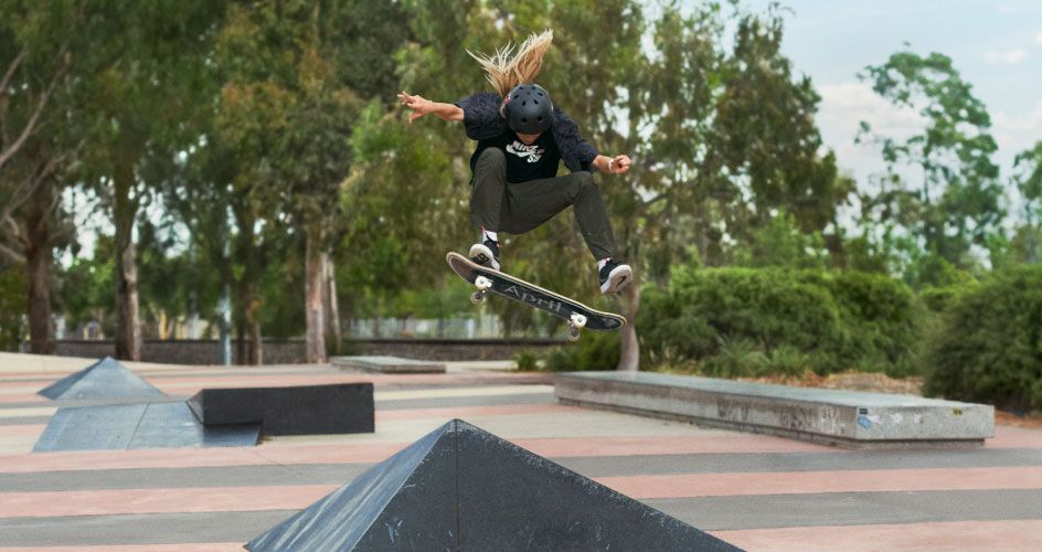 Skatista fazendo manobra em pista de skate.