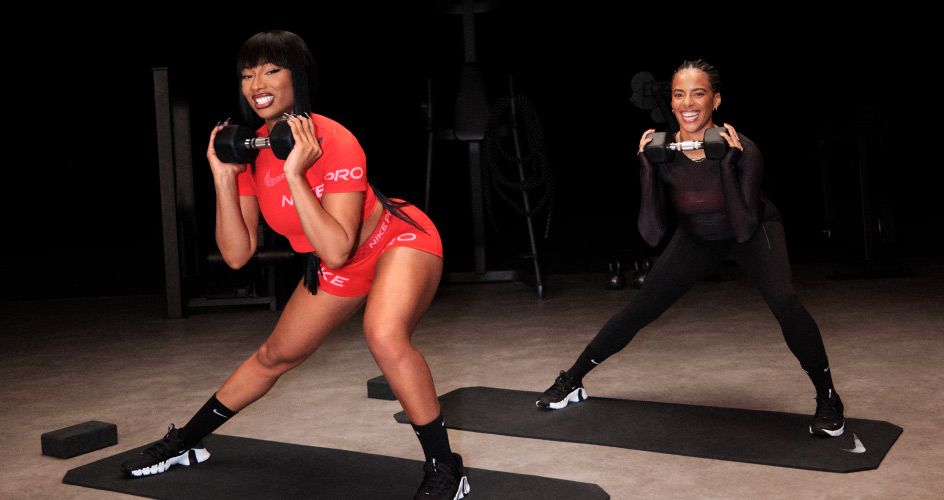 Duas mulheres se exercitando com halteres.