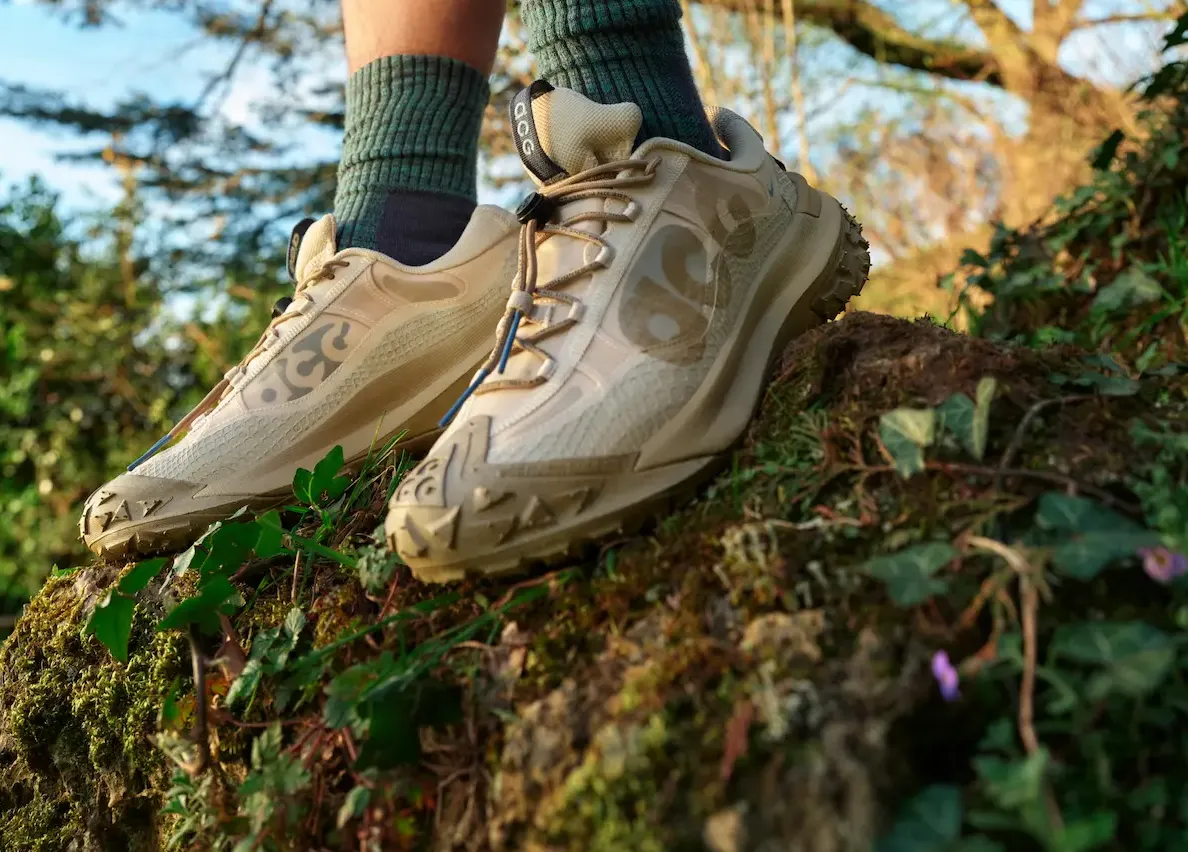 pessoa usando um tenis na terra